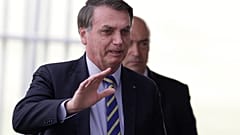 Brasiliens Präsident Jair Bolsonaro winkt seinen Anhängern zu