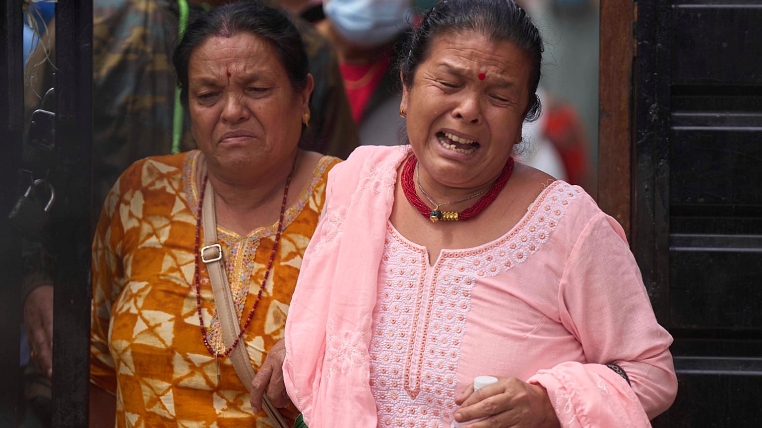 Familiares de una persona fallecida durante las protestas contra la corrupción