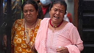 Familiares de una persona fallecida durante las protestas contra la corrupción