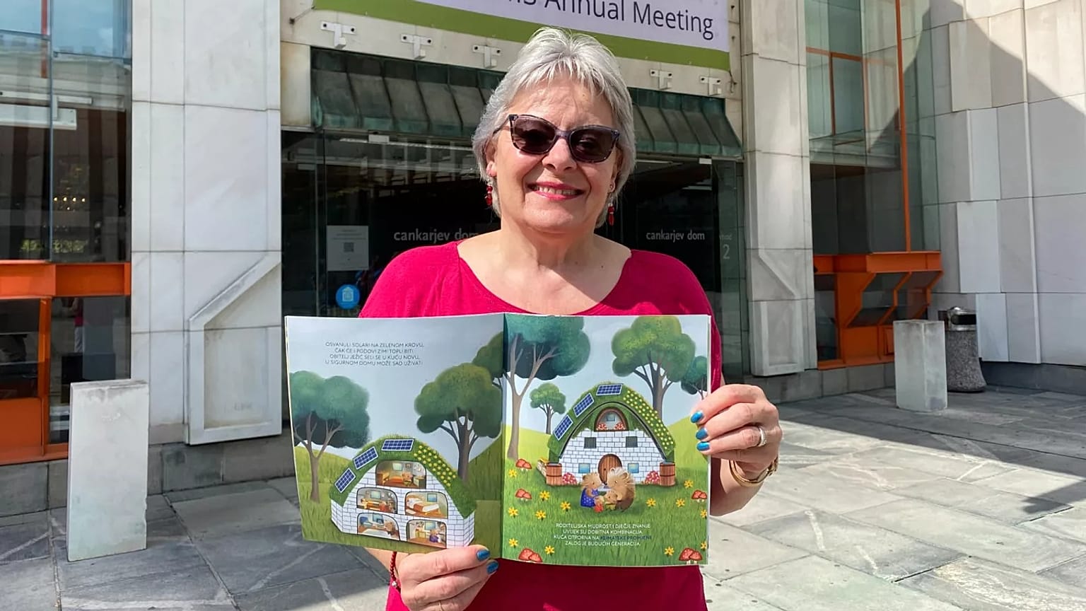 Vena Duričić, presidente da Sociedade Meteorológica Croata, com um livro de histórias sobre as alterações climáticas. 