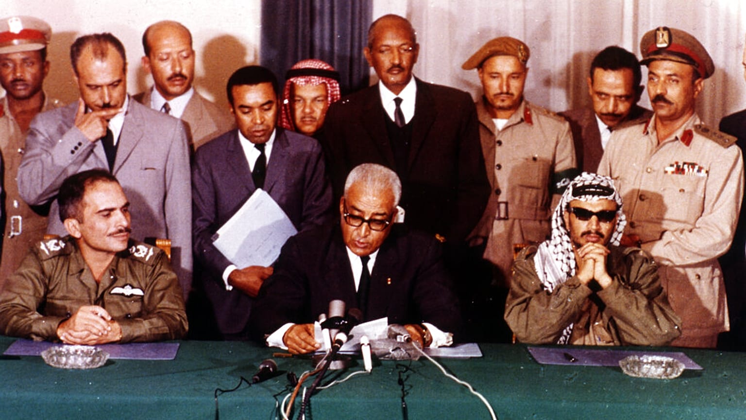 الملك حسين يوقع اتفاق سلام مع عرفات ولغدام في عمّان، 13 أكتوبر 1970