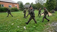 Polnische Territorialverteidigungsbeamte sammeln Trümmer vom zerstörten Dach eines Hauses, nachdem russische Drohnen den polnischen Luftraum verletzt hatten.