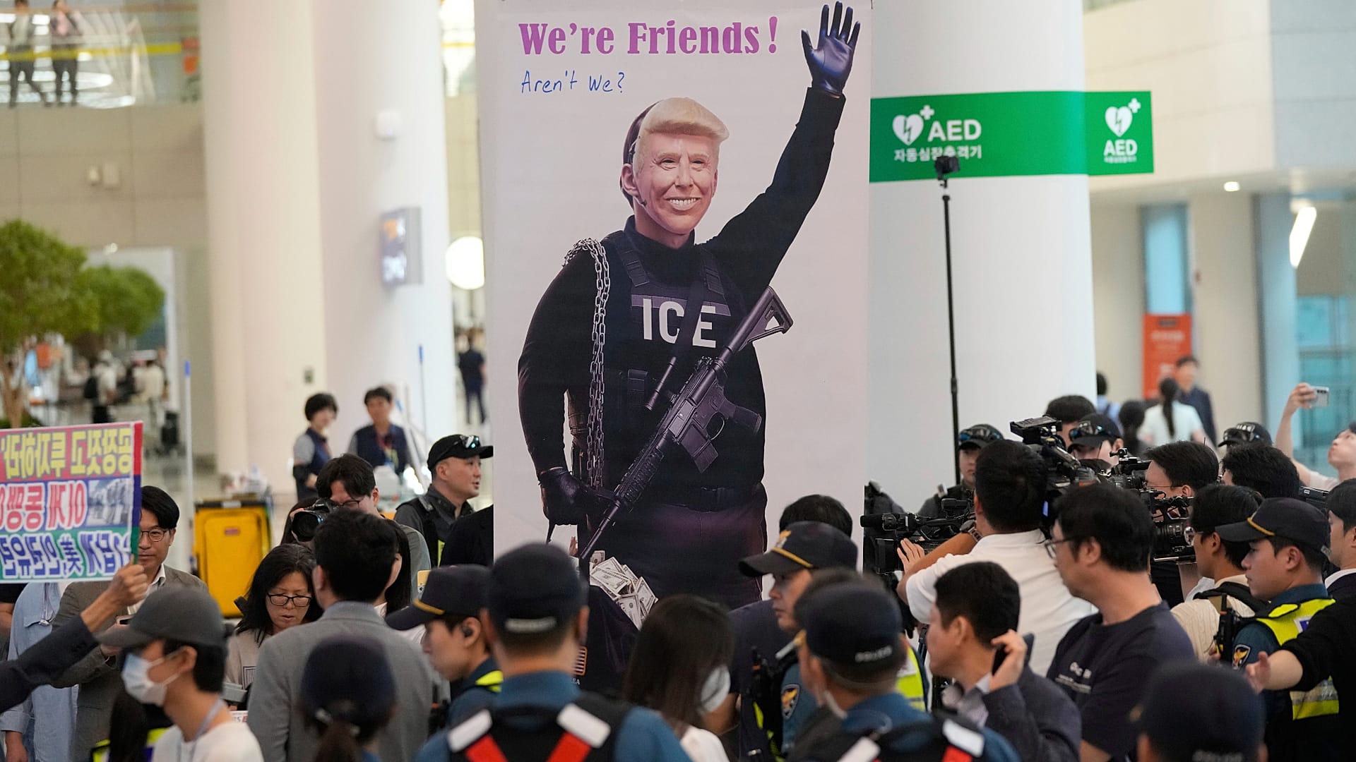 Uno striscione raffigurante il Presidente degli Stati Uniti Donald Trump è visibile al terminal arrivi dell'aeroporto internazionale di Incheon, a Incheon, Corea del Sud, venerdì 12 settembre 2025.