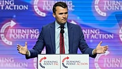O fundador da Turning Point USA, Charlie Kirk, fala durante um comício de campanha, a 24 de outubro de 2024, em Las Vegas. 