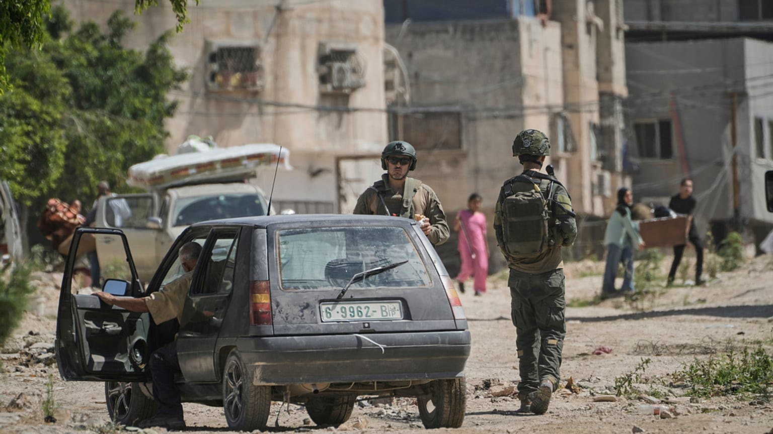 صورة تعبيرية  لفلسطينيين يجمعون أمتعتهم بينما تستعد القوات الإسرائيلية لهدم منازل في مخيم طولكرم للاجئين في الضفة الغربية