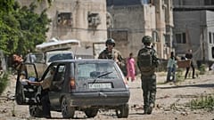 صورة تعبيرية  لفلسطينيين يجمعون أمتعتهم بينما تستعد القوات الإسرائيلية لهدم منازل في مخيم طولكرم للاجئين في الضفة الغربية