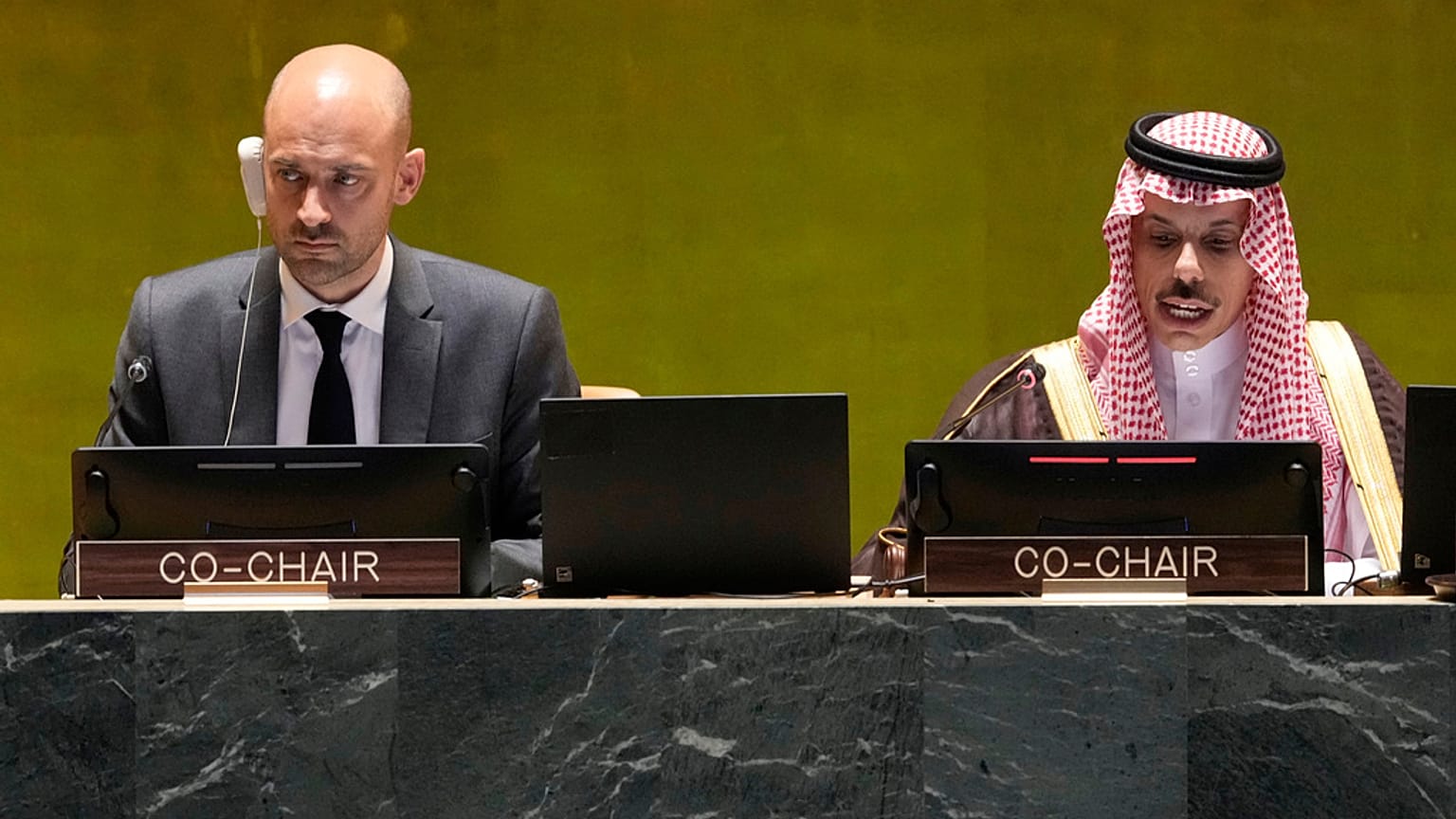  وزير الخارجية الفرنسي جان نويل بارو (يسار) ووزير الخارجية السعودي الأمير فيصل بن فرحان آل سعود يترأسان الجمعية العامة للأمم المتحدة، الاثنين 28 يوليو/تموز 2025.