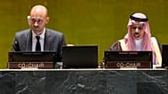  وزير الخارجية الفرنسي جان نويل بارو (يسار) ووزير الخارجية السعودي الأمير فيصل بن فرحان آل سعود يترأسان الجمعية العامة للأمم المتحدة، الاثنين 28 يوليو/تموز 2025.