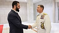 في الصورة التي نشرتها وكالة "سانا" يصافح الرئيس السوري أحمد الشرع، قائد القيادة المركزية الأمريكية الأدميرال براد كوبر، قصر الشعب، دمشق، 12 أيلول/سبتمبر 2025.