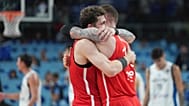 Şehmus Hazer (solda) ve Onuralp Bitim, 12 Eylül 2025 Cuma günü Letonya'nın Riga kentinde Yunanistan ile Türkiye arasında oynanan Eurobasket yarı final maçında görüntüleniyor