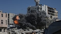 تصاعد الدخان والنيران بعد غارة عسكرية إسرائيلية على مبنى في مدينة غزة، الجمعة 12 سبتمبر/ أيلول 2025.