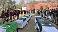 جنازه افسران پلیسی که در حمله شبهنظامیان به یک ایستگاه پلیس در دره اسماعیل خان، پاکستان، در روز دوشنبه، ۵ فوریه ۲۰۲۴ کشته شدند