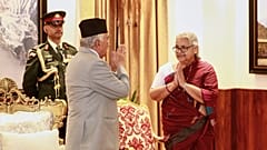 Sushila Karki begrüßt den nepalesischen Präsidenten Ram Chandra Poudel nach der Vereidigung als Interimspremierministerin in Kathmandu, Nepal, Freitag, 12. September 2025. 