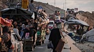 فلسطینی‌های آواره که از شمال غزه گریخته‌اند، روز پنجشنبه، ۱۱ سپتامبر ۲۰۲۵