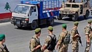  جنود من الجيش اللبناني يرافقون شاحنة تحمل أسلحة سلمتها الفصائل الفلسطينية من مخيم الرشيدية للاجئين إلى الجيش اللبناني في صور، جنوب لبنان، الخميس 28 أغسطس/آب 2025.
