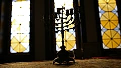 Die Menora, ein siebenarmiger Leuchter, ist ein altes Symbol des Judentums. Das Foto wurde am 5. Mai 2015 in der Synagoge in Lissabon aufgenommen.