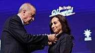 Cumhurbaşkanı Recep Tayyip Erdoğan, Beykoz Belediye Başkan Vekili Özlem Vural Gürzel'e AK Parti rozeti takıyor, 13 Eylül 2025.