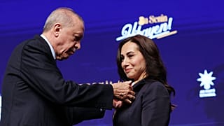 Cumhurbaşkanı Recep Tayyip Erdoğan, Beykoz Belediye Başkan Vekili Özlem Vural Gürzel'e AK Parti rozeti takıyor, 13 Eylül 2025.