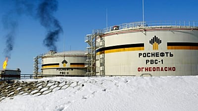 Резервуары российского государственного нефтяного гиганта ОАО «Роснефть» на Приобском нефтяном месторождении под Нефтеюганском в Западной Сибири, Россия