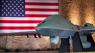 طائرة بدون طيار من طراز MQ-9 Reaper معروضة قبل أن يلقي الرئيس دونالد ترامب كلمة في قاعدة العديد الجوية، الخميس 15 مايو/أيار 2025، في الدوحة، قطر. 