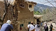 يتفقد السكان موقع مبنى دمر فيما قالت سلطات طالبان إنه هجوم مميت بطائرة بدون طيار باكستانية، في منطقة سبيرا بإقليم خوست، أفغانستان، الخميس 28 أغسطس/آب 2025.