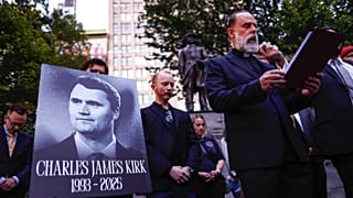 Egy lelkész idézi fel Charlie Kirk munkásságát a Fiatal Republikánusok Klubjának New York-i megemlékezésén, 2025. szeptember 12-én