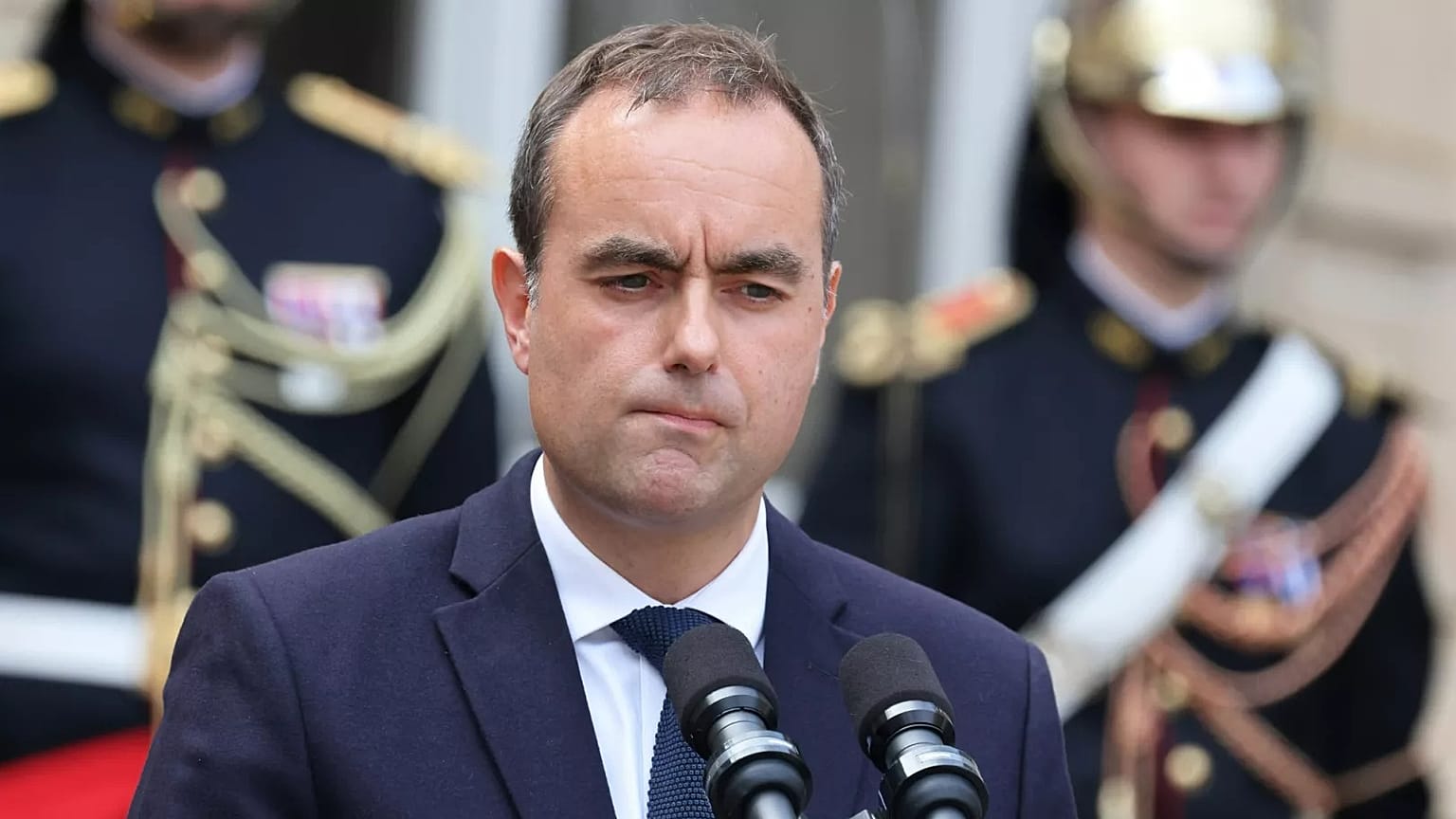 Passation de pouvoir entre François Bayrou et Sébastien Lecornu, nouveau Premier ministre, le 10 septembre 2025.