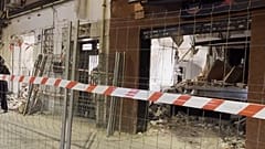 Die Feuerwehrleute arbeiteten bis in die frühen Morgenstunden, um die Leiche des Toten zu bergen.