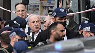 رئيس الوزراء الإسرائيلي بنيامين نتنياهو يزور موقع هجوم إطلاق النار الذي نفذه مسلحان فلسطينيان في القدس، الاثنين 8 سبتمبر/ أيلول 2025.