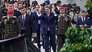 الرئيس الفنزويلي نيكولاس مادورو يوجه التحية إلى أنصاره خلال افتتاح نصب تذكاري تكريماً للصين، في كاراكاس، فنزويلا، الأربعاء 3 سبتمبر/أيلول 2025.