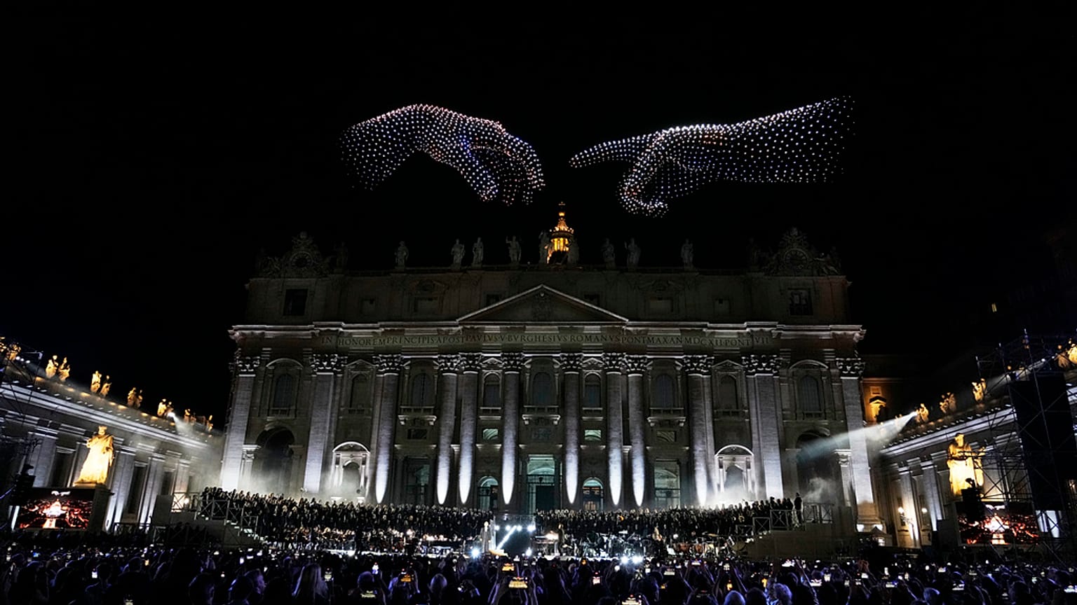 Droni ricreano immagini religione durante il concerto in Vaticano