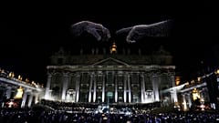 Drohnen erschaffen Religionsbilder während eines Konzerts im Vatikan