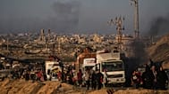 النازحون الفلسطينيون من شمال غزة يحملون أمتعتهم على طول الطريق الساحلي باتجاه جنوب غزة  بعد أن أصدر الجيش الإسرائيلي أوامر الإخلاء من مدينة غزة، السبت 13 سبتمبر/ أيلول 2025.