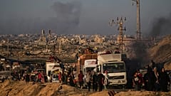 النازحون الفلسطينيون من شمال غزة يحملون أمتعتهم على طول الطريق الساحلي باتجاه جنوب غزة  بعد أن أصدر الجيش الإسرائيلي أوامر الإخلاء من مدينة غزة، السبت 13 سبتمبر/ أيلول 2025.
