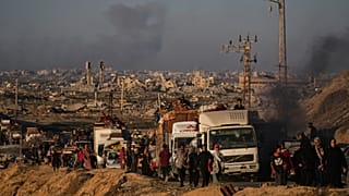 النازحون الفلسطينيون من شمال غزة يحملون أمتعتهم على طول الطريق الساحلي باتجاه جنوب غزة  بعد أن أصدر الجيش الإسرائيلي أوامر الإخلاء من مدينة غزة، السبت 13 سبتمبر/ أيلول 2025.