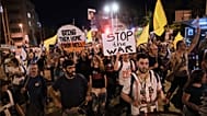 خویشاوندان و حامیان گروگانهای اسرائیلی که در نوار غزه نگهداری میشوند، روز شنبه ۱۳ سپتامبر ۲۰۲۵ در تجمعی در اورشلیم شرکت کردند
