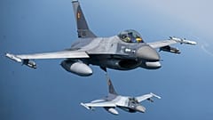 Des avions de combat militaires F-16 de l'armée de l'air roumaine opèrent dans l'espace aérien lituanien dans le cadre d'une mission de l'OTAN, le 22 mai 2023.