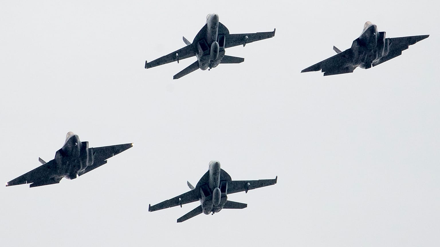 F35-ös és F18-as gépek köteléke