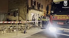 İtfaiyeciler, Madrid'de meydana gelen patlamada hayatını kaybeden kişinin cesedini çıkarmak için çalışmalarını sürdürüyor, 14 Eylül 2025.
