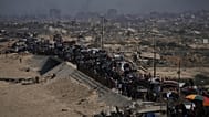 النازحون الفلسطينيون يفرون من شمال غزة على طول الطريق الساحلي باتجاه الجنوب الثلاثاء, سبتمبر. 16, 2025.