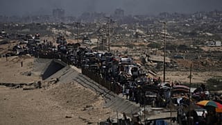 النازحون الفلسطينيون يفرون من شمال غزة على طول الطريق الساحلي باتجاه الجنوب الثلاثاء, سبتمبر. 16, 2025.
