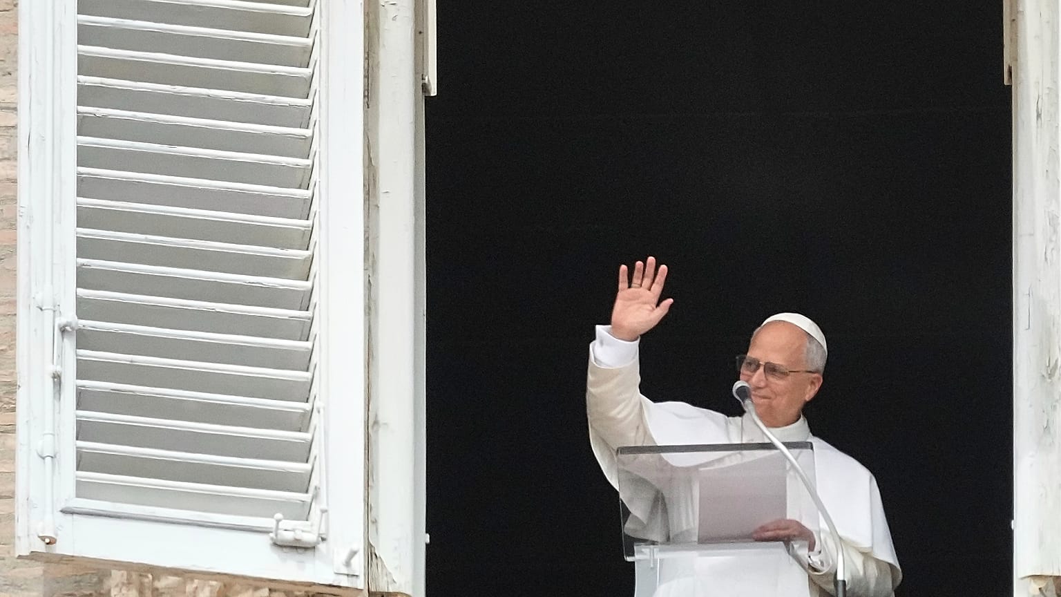 Papa Leone XIV in Piazza San Pietro durante l'Angelus