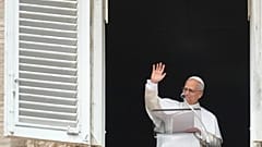Papst Leo XIV. auf dem Petersplatz während des Angelus