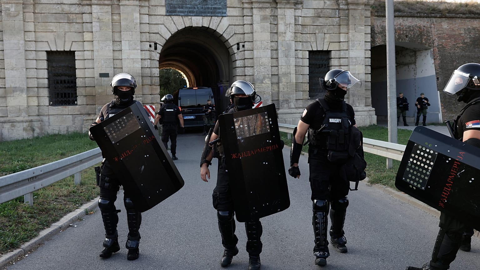Άνδρες της σερβικής αστυνομίας επιχειρούν στο Νόβισαντ στις αντικυβερνητικές διαδηλώσεις