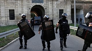 Άνδρες της σερβικής αστυνομίας επιχειρούν στο Νόβισαντ στις αντικυβερνητικές διαδηλώσεις