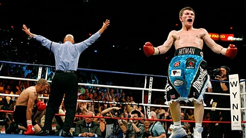 Ricky Hatton, a la derecha, celebra un nocaut sobre José Luis Castillo, a la izquierda, durante su combate de boxeo por el campeonato del peso welter junior de la IBO en Las Vegas, el 23 de junio de 2007.