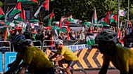 Banderas pro-Palestina reciben a los ciclistas de La Vuelta a España