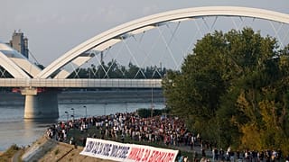 Pro-Vucic-Protest in Novi Sad in Serbien