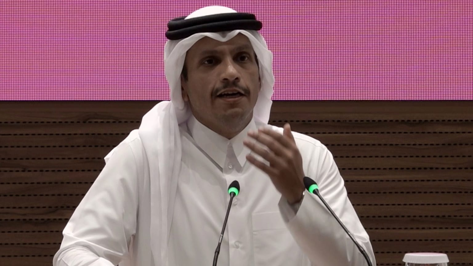 رئيس الوزراء ووزير الخارجية القطري الشيخ محمد بن عبد الرحمن بن جاسم آل ثاني وهو يتحدث إلى الصحافة في الدوحة، قطر، الثلاثاء 9 أيلول/سبتمبر 2025. 