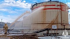DATEI - Feuerwehrleute arbeiten auf dem Gelände einer Ölraffinerie in der Nähe der Stadt Ukhta in der russischen Republik Komi, Sonntag, 2. Juni 2024